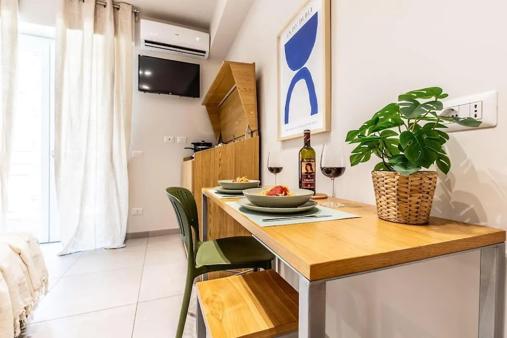 Dafne Room Speciale, Elegante Con Balcone Rome 0*,  Italy